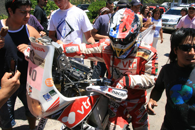 062 Jaime Prohens and his Honda 450 at drink stop.jpg